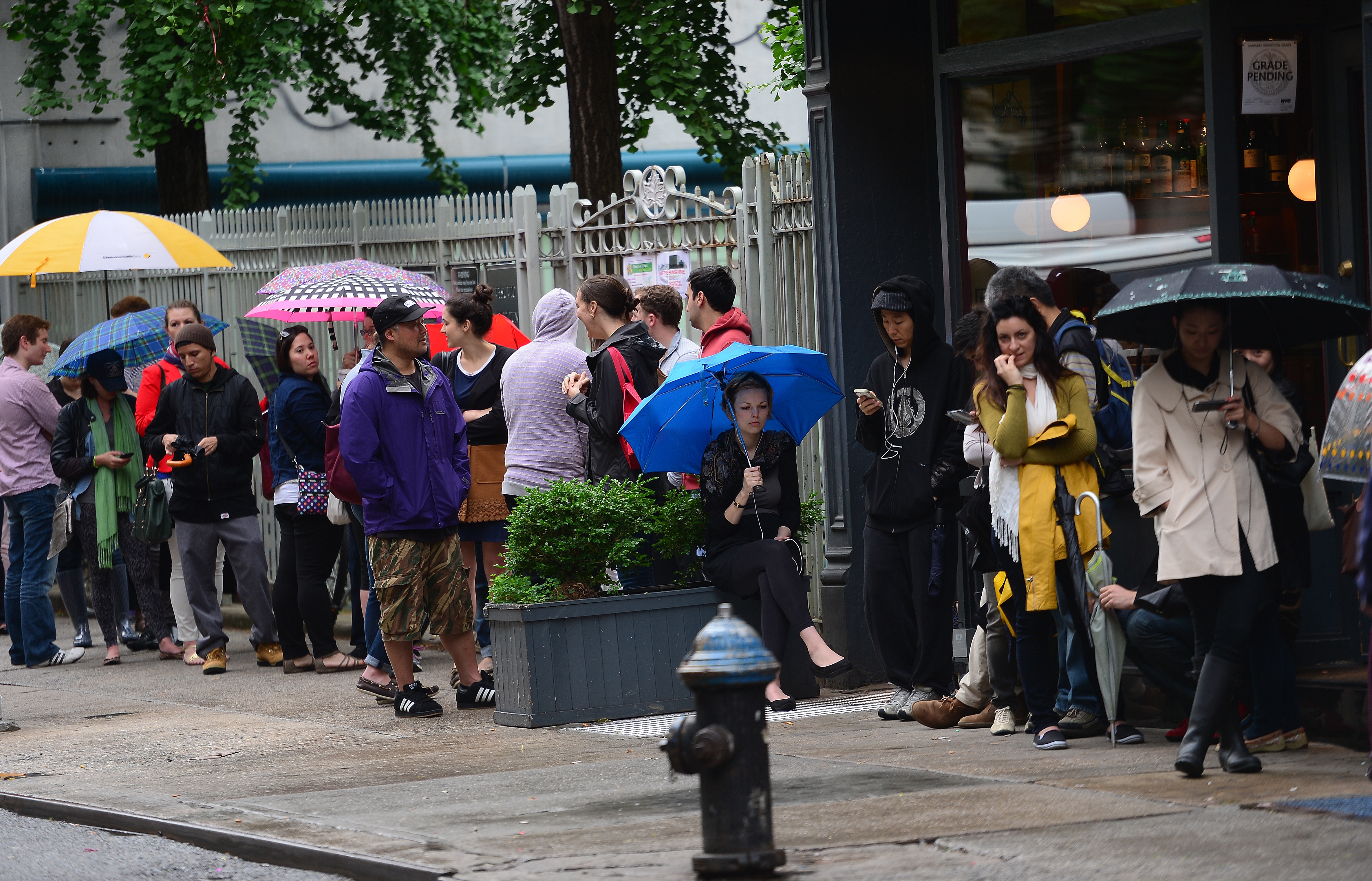 Customers wait in line to buy cronuts (credit: EMMANUEL DUNAND/AFP/Getty Images)