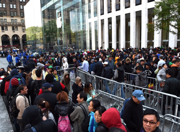 Lines of people wait to get in the Apple store on Fifth Avenue on September 19, 2014 in New York City. (Photo credit: CLARY/AFP/Getty Images)