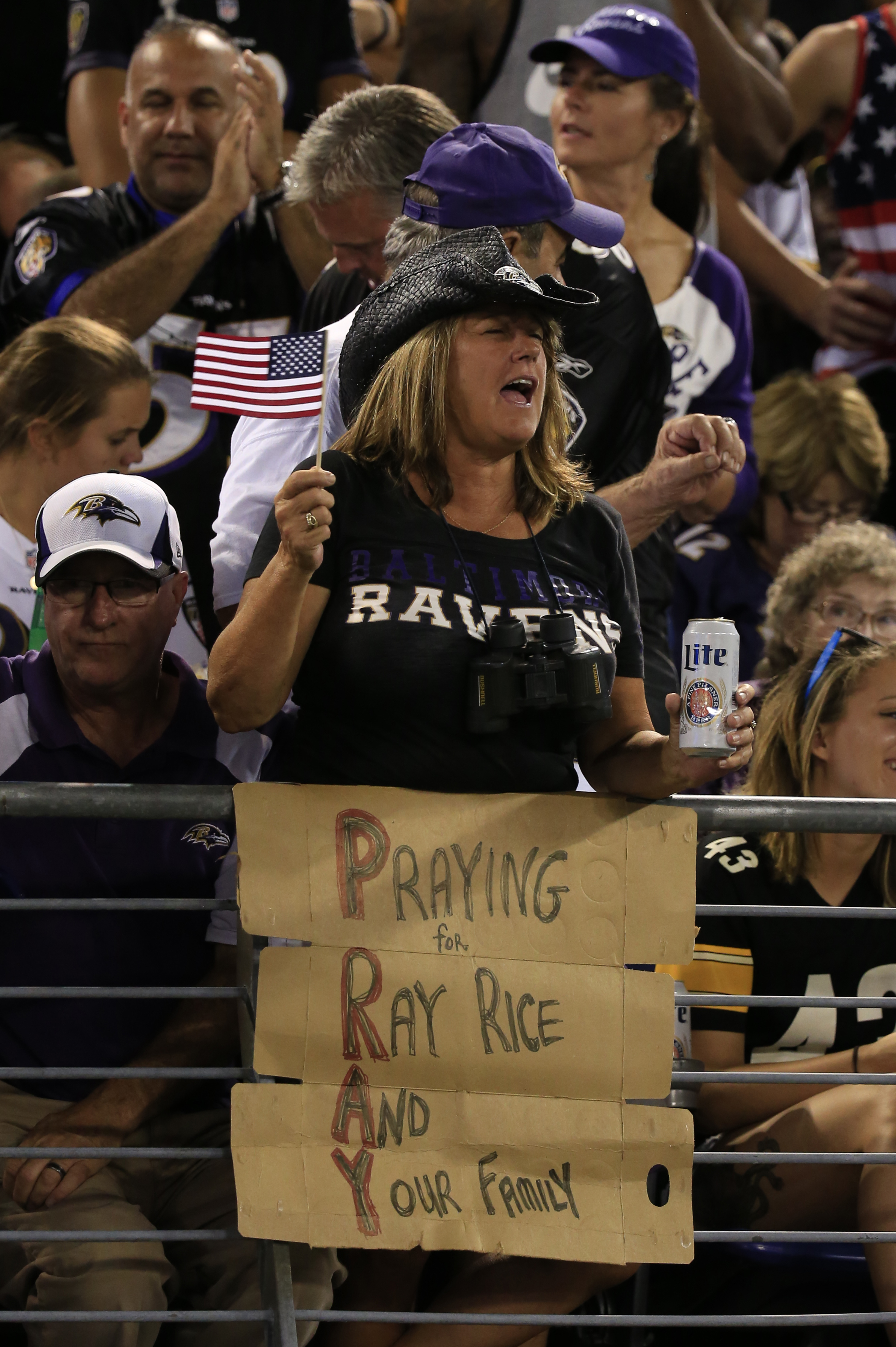 A Baltimore Ravens fan shows her support for Ray Rice on September 11, 2014. (Photo by Rob Carr/Getty Images)