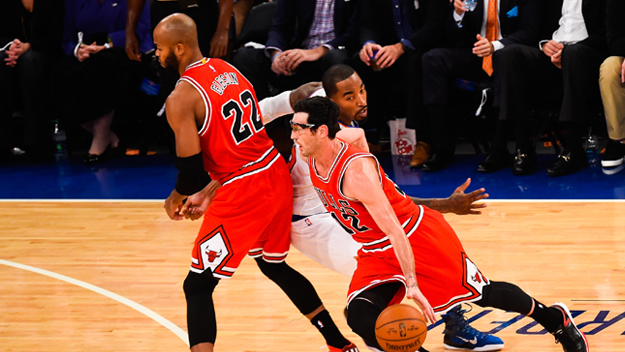 Kirk Hinrich of the Chicago Bulls drives around J.R. Smith during the first quarter against the New York Knicks at Madison Square Garden on October 29, 2014. (Photo by Alex Goodlett/Getty Images)