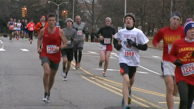 More Than 5 000 Runners Turn Out For Garden City Turkey Trot Cbs