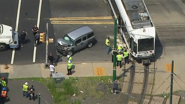 An SUV and NJ TRANSIT train crashed in Newark on July 28, 2016. (credit: CBS2) 