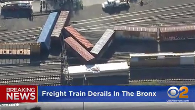 A freight train derailed in the Bronx on Oct. 5, 2016. (credit: CBS2) 