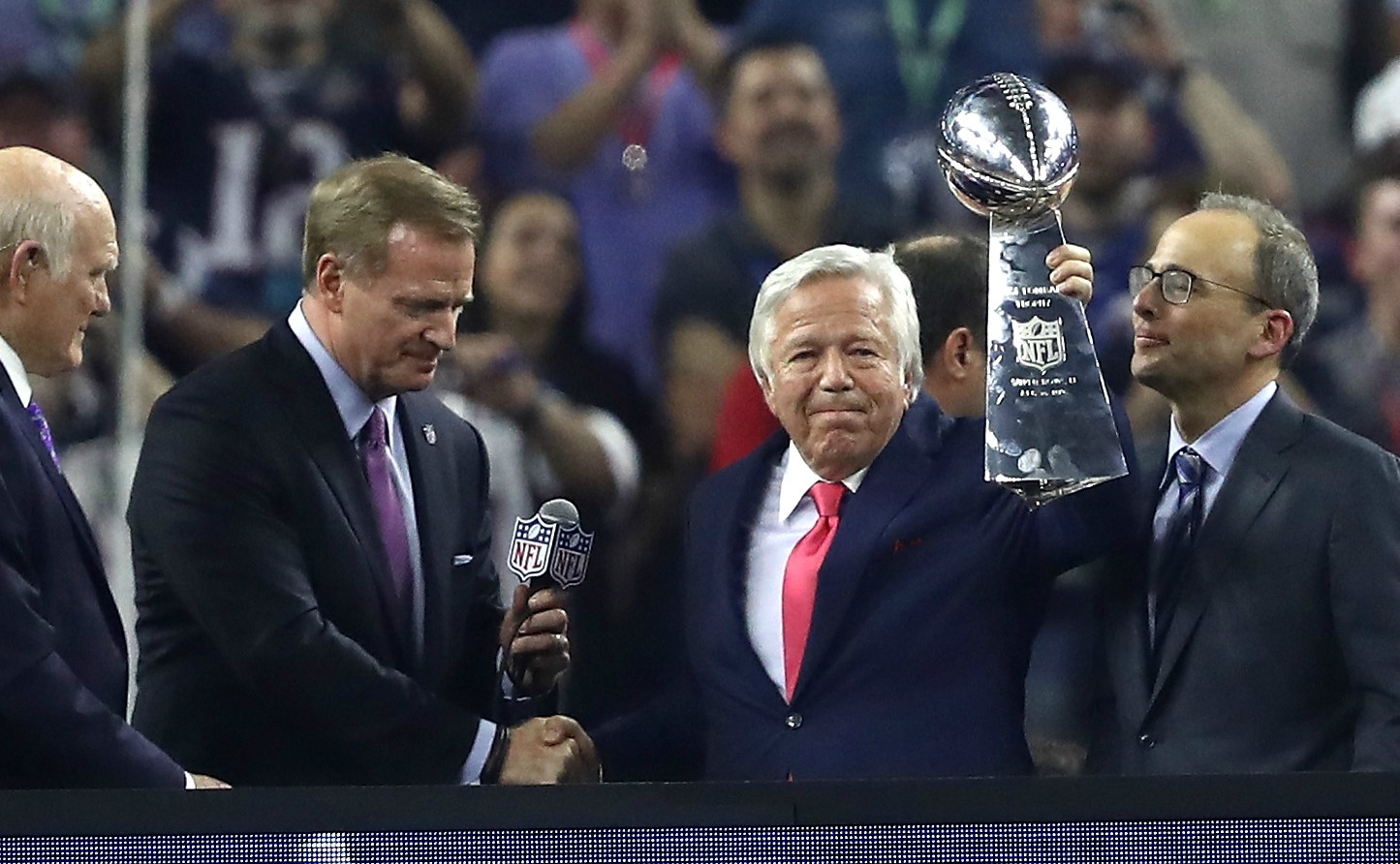 Patriots Fans Boo Roger Goodell During Super Bowl Trophy Presentation – CBS New York