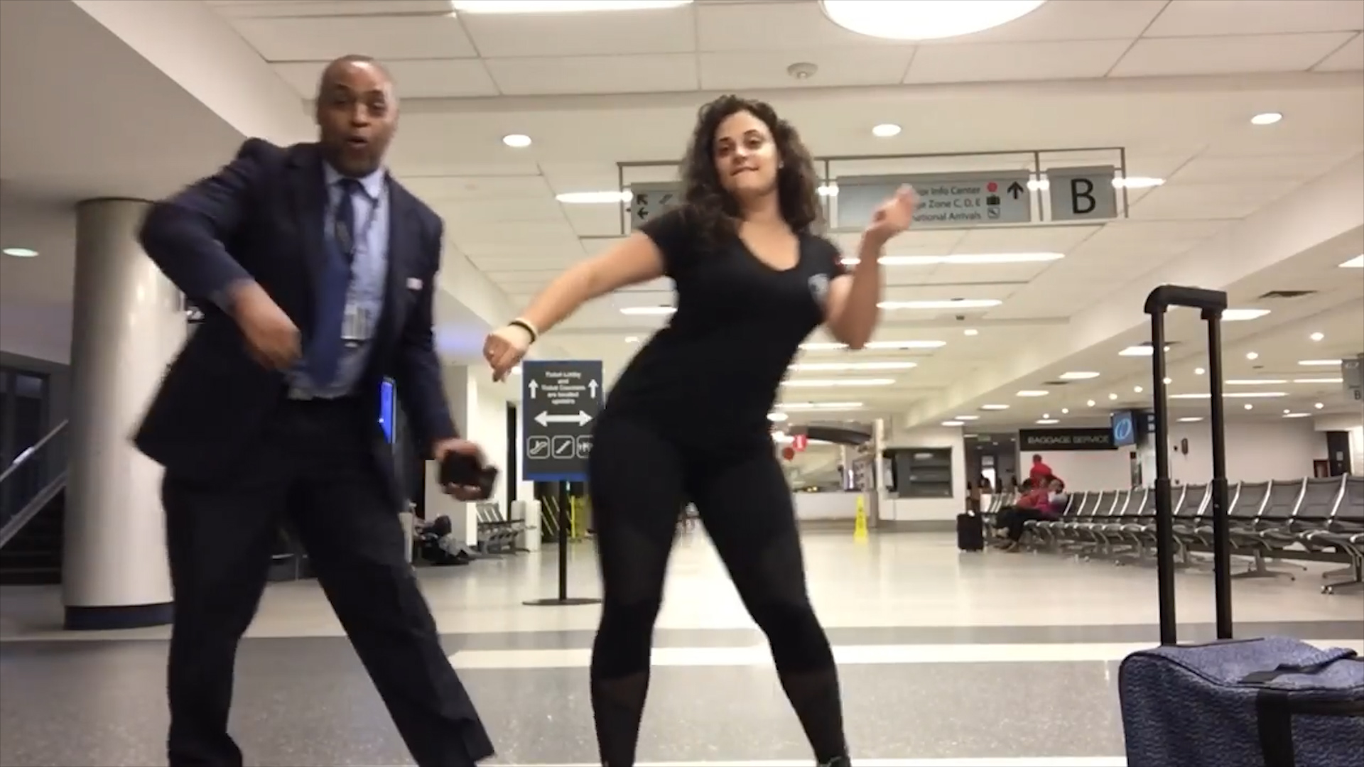 Woman stuck. Радрст в аэропорту танец.