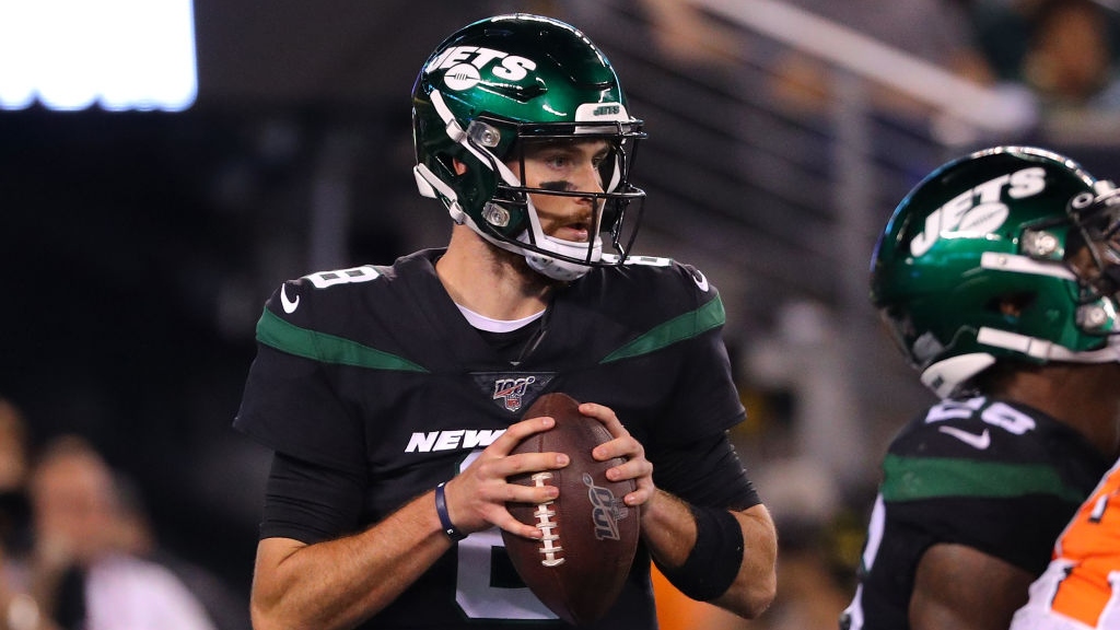Luke Falk #8 of the New York Jets looks to pass in the second half against the Cleveland Browns at MetLife Stadium on September 16, 2019 in East Rutherford, New Jersey.