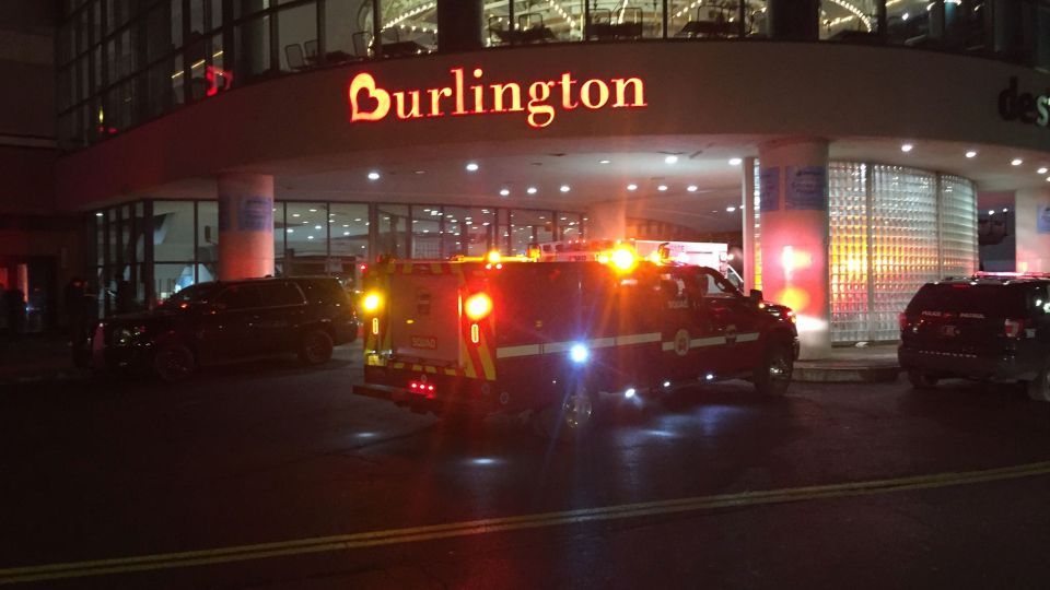 Upstate New York Mall Evacuated Closed After Shooting On Black Friday Gunman Arrested Cbs New York